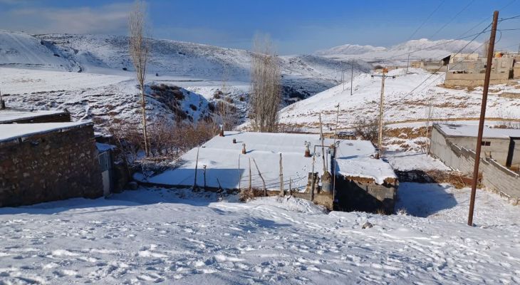 بارش برف در روستای زیدر شیروان